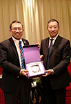 Professor Rocky Tuan (left) presents a souvenir to Professor Zhou Yu, President of HIT